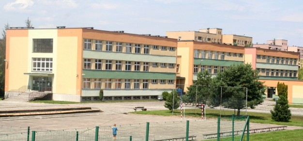 Obecnie szkoła znajduje się jeszcze przy ul. Kazimierza Wielkiego