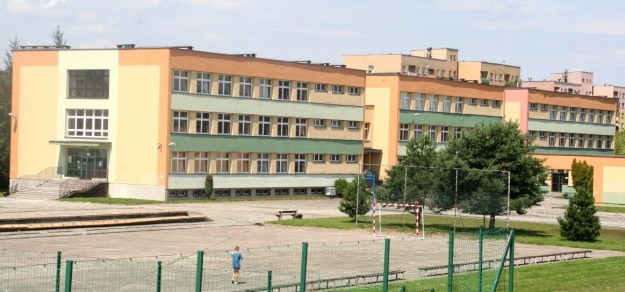 Obecna siedziba III LO w budynku ZS nr 1 przy ul. Kazimierza Wielkiego.