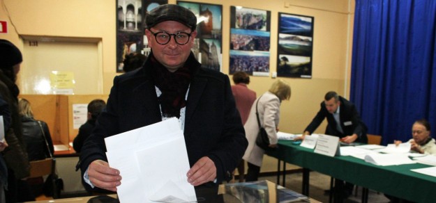 Burmistrz oddaje głos w wyborach samorządowych. Na niego zagłosowało prawie 68% mieszkańców gminy