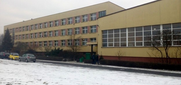 Czy w tym budynku przy ul. Przemysłowej w Woli powiat będzie prowadził szkołę ponadpodstawową?