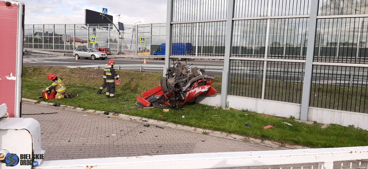 Poważny wypadek na DK1 w Goczałkowicach. Pojazd wbił się w ekrany dźwiękochłonne