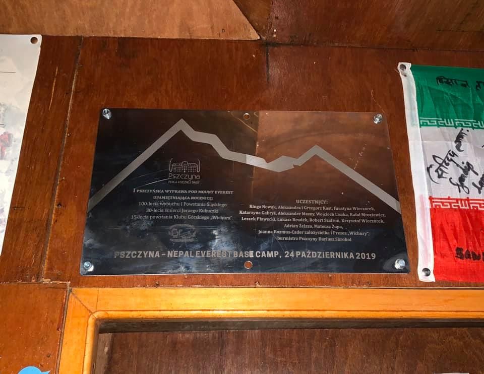 Pamiątkowa tablica, którą pszczyńska ekipa zawiesiła w Everest Base Camp