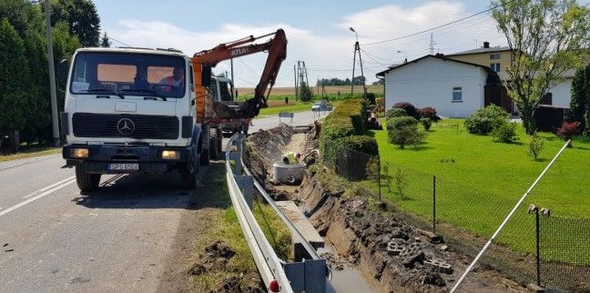 Trwają prace przy budowie chodnika w Krzyżowicach